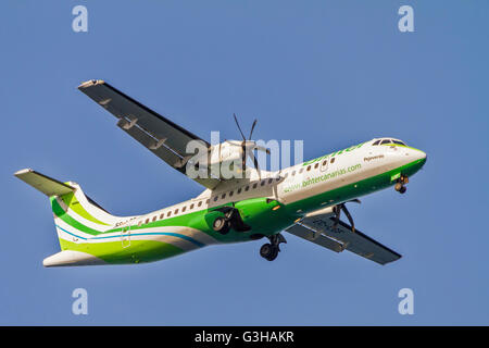 Eine ATR 72-500 Flugzeuge abheben aus Santa Cruz La Palma Spanien Stockfoto