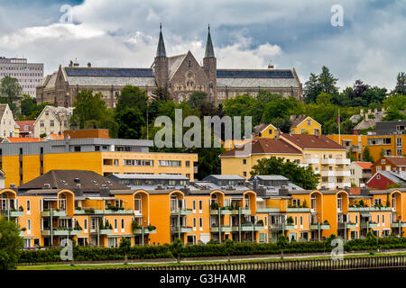 Kirche mit zwei Türmen auf dem Fluss Nidelva Trondheim Norwegen Stockfoto