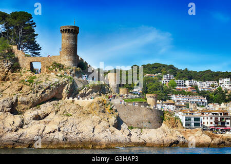 Mittelalterliche Festung im historischen Teil der Stadt am 24. Mai 2016, in Tossa de Mar, Spanien Stockfoto