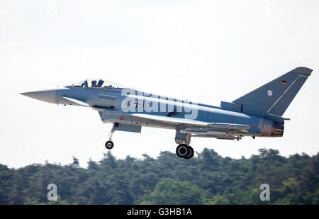 BERLIN / Deutschland - 3. Juni 2016: deutschen Eurofighter Typhoon landet am Flughafen Schönefeld, Berlin / Deutschland am 3. Juni 2016. Stockfoto