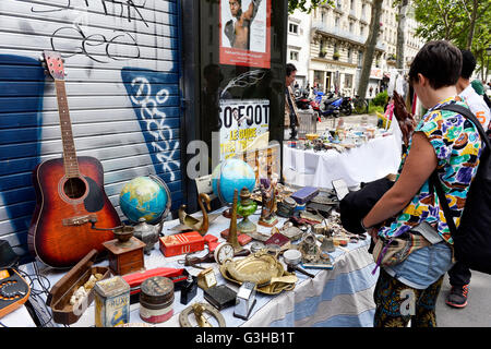 Auto-Boot-Verkauf in Paris 18° Stockfoto