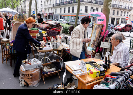 Auto-Boot-Verkauf in Paris 18° Stockfoto