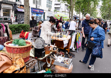 Auto-Boot-Verkauf in Paris 18° Stockfoto