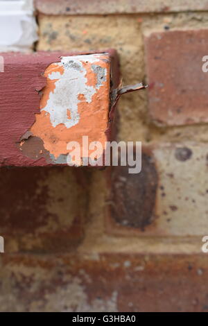 Seitenansicht der Lack abblättert Fensterbank Stockfoto