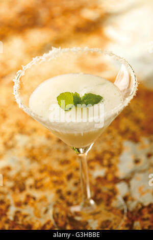 Frozen Daiquiri serviert in einem Glas. Die Zutaten sind Rum, Zitronensaft und Zucker. Stockfoto