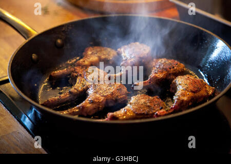 Lamm-Rippen in einer Pfanne erhitzen Stockfoto