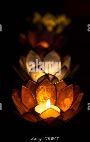 Brennende Blume Teelichter im Dunkeln Stockfoto