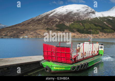 Kylerhea nach Glenelg Fähre an Slipway, Isle Of Skye, Schottland festmachen wird vorbereitet Stockfoto