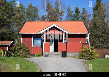 Rot lackiert schwedischen Stilhaus auf dem Land Stockfoto