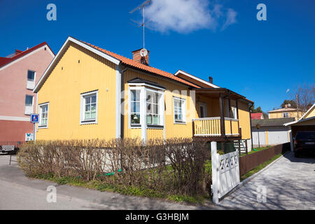 Einstöckiges Einfamilienhaus in Trosa, Schweden gelb lackiert Stockfoto