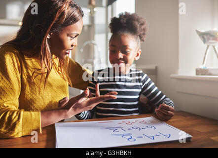 Mom-learning Tochter zu berechnen, fertig für die Schule, schwarze Familie Stockfoto