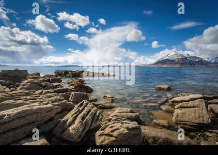 Erodierten Sandstein Küste von Loch Scavaig, Cuillin Hills, Insel Soay, Elgol, Isle Of Skye, Schottland Stockfoto