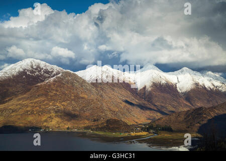 Schneebedeckte Gipfel des Turmes fünf Schwestern von Kintail über Loch Duich, Western Highlands, Schottland Stockfoto