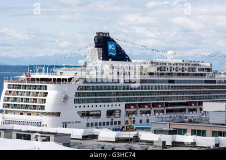 Die Norwegian Pearl im Hafen in Seattle bevor Sie sich mit Gästen für eine Alaska-Kreuzfahrt Stockfoto