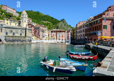 Vernazza, Italien - 21. Mai 2016: Touristen genießen Sie verschiedene Aktivitäten in Vernazza, ausmachen eines der fünf Dörfer der Cinque-T Stockfoto