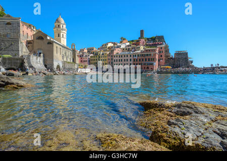 Vernazza, Italien - 21. Mai 2016: Touristen genießen Sie verschiedene Aktivitäten in Vernazza, ausmachen eines der fünf Dörfer der Cinque-T Stockfoto