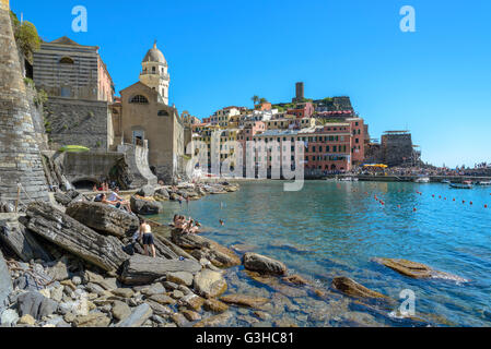 Vernazza, Italien - 21. Mai 2016: Touristen genießen Sie verschiedene Aktivitäten in Vernazza, ausmachen eines der fünf Dörfer der Cinque-T Stockfoto