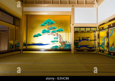 Japan, Nagoya Castle. Rekonstruierte Hommaru Palace Interieur. Zimmer, Teil der Omote Shoin, große Halle, mit Wand Tafelbilder mit Blumen und Bäumen. Stockfoto