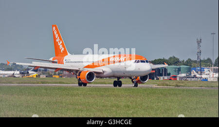 EasyJet Airbus a320 G-EZTA Ankunft am Flughafen London-Luton LTN. Stockfoto