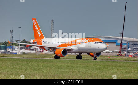 EasyJet Airbus a320 G-EZTA startet vom Flughafen London-Luton LTN. Stockfoto