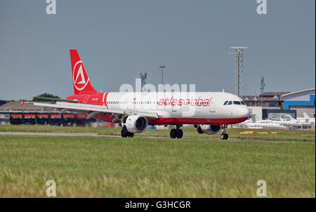 AtlasGlobal Airbus a321 TC-ATZ landet am Flughafen London-Luton LTN Stockfoto