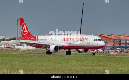 AtlasGlobal Airbus a321 TC-ATZ landet am Flughafen London-Luton LTN Stockfoto