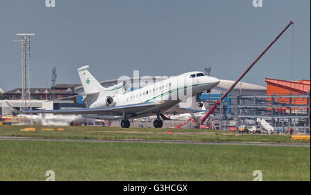 ExecuJet Aviation Group Dassault Falcon 7x M-CELT Abfahrt London-Luton Airport LHR Stockfoto