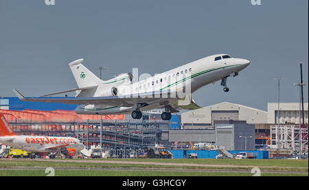 ExecuJet Aviation Group Dassault Falcon 7x M-CELT Abfahrt London-Luton Airport LHR Stockfoto