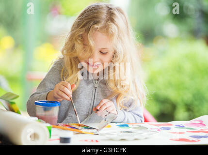 Porträt von kleinen blonden Mädchen malen, im Sommer im freien Stockfoto