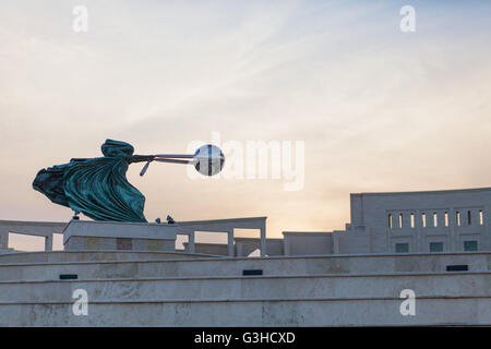 Amphitheater Statue - Kraft der Natur II von Lorenzo Quinn Katara Cultural Village, Doha, Katar Stockfoto