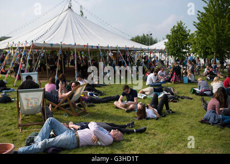 Eine Gesamtansicht Hay Festival der Literatur und Kunst in Hay-on-Wye, Wales. Stockfoto