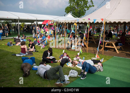 Eine Gesamtansicht Hay Festival der Literatur und Kunst in Hay-on-Wye, Wales. Stockfoto
