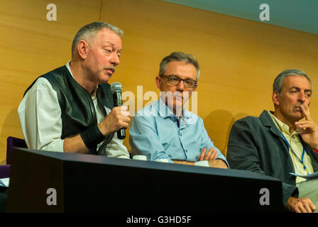 Paris, Frankreich, französisches Aids-Fachgremium von Rednern beim AIDS HIV Meeting on Multiple Prevention Tools, von der TRT-5, O.N.G, 'Marc Dixneuf' 'Hugh Fischer' (Act Up Paris) öffentlich sprechen, eine Ankündigung machen, Community Meeting Information, Gesundheitspersonal spricht mit der Öffentlichkeit, contre le Sida, séminaire france, Prep Pre Expositions Prophylaxe HIV-Prophylaxe Aktivisten [WP] Männer sprechen Stockfoto