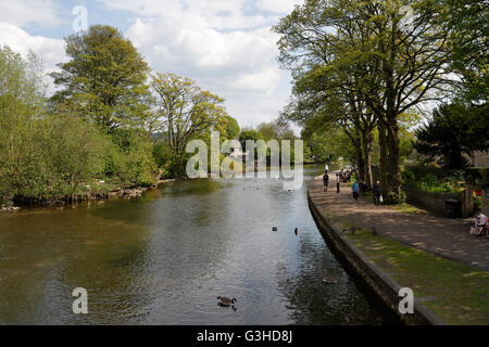 Blick auf den River Wye, der durch Bakewell fließt, Derbyshire England Riverside Riverbank Peak District Nationalpark Stockfoto