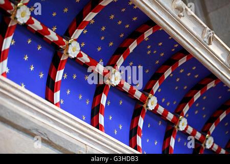 St. Davids Schrein Dekoration an der Spitze zeigt Yorkshire Rose Nachthimmel und Sterne. Stockfoto