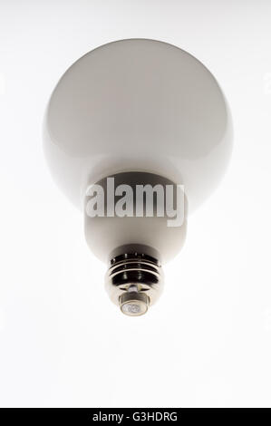 perfekt saubere Energie sparende Lampe-Blick auf eine zeitgenössische Lichtemitter Lampe isoliert auf einem Leuchttisch, hohe Auflösung Stockfoto