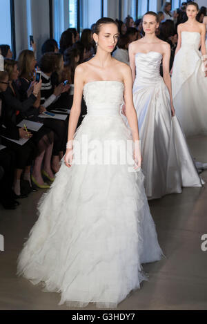 NEW YORK, NY - 15. April 2016: Modelle zu Fuß die Start-und Landebahn bei Oscar De La Renta Bridal Frühjahr/Sommer 2017 Show Stockfoto