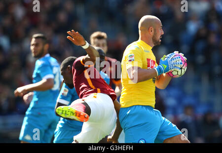 Rom, Italien. 25. April 2016. SSC Neapel spanische Torhüter Pepe Reina kämpft für den Ball mit der Roma Verteidiger aus Deutschland Antonio Rüdiger während der Fußball-Serie A match AS Roma Vs SSC Napoli in das Olympiastadion. Roma gewann 1-0 Ergebnis. © Carlo Hermann/Pacific Press/Alamy Live-Nachrichten Stockfoto