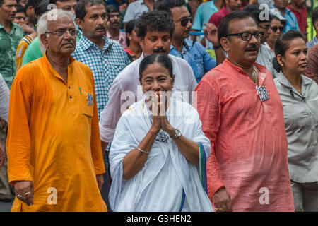 Kolkata, Indien. 28. April 2016. Chief Minister von Westbengalen und All India Trinamool Congress [TMC] Supremo Mamata Banerjee führt eine massive Rallye von Sulekha mehr zu Ballygunge Phari für die bevorstehenden Parlamentswahlen in Kolkata, Indien. © Debajyoti Das/Pacific Press/Alamy Live-Nachrichten Stockfoto