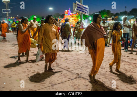 Ujjain, Indien. 22. April 2016. Indischen Heiligen Mann oder Naga Baba teilzunehmen an der einmonatigen große Baden Festival oder Simhastha Mela [Kumbh Mela] in Ujjain. Tausende Pilger versammelten sich in dieser heiligen Stadt für das rituelle Bad in den Fluss Kshipra, der einmal in 12 Jahren stattfindet. © Debajyoti Das / pazifische Presse/Alamy Live News Stockfoto