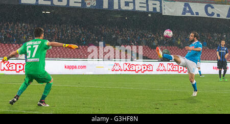 Neapel, Italien. 2. Mai 2016. Gonzalo Higuain in Aktion während der Serie A Match zwischen SSC Napoli und Atalanta im Stadio San Paolo. Naples gewinnt 2-1 Atalanta. © Ernesto Vicinanza/Pacific Press/Alamy Live-Nachrichten Stockfoto