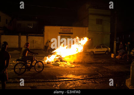 Sao Paulo, Brasilien. 11. April 2016. Bewohner von Vaz de Lima Garden halten Protest und Barrikaden mit Müll und Holz und feuern und Sperrung AV Comendador Antunes Dos Santos und andere Straßen im Süden von São Paulo zu machen. Die Demonstration war Vergeltung als Reaktion die letzte Aktion der Polizei auf der Stelle, wo ein junger Mann starb. © Fabrico Bomjardim/Pacific Press/Alamy Live-Nachrichten Stockfoto