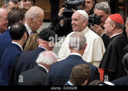 Vatikanstadt, Vatikan. 29. April 2016. Papst Francis schüttelt Hände mit US-Vizepräsident Joe Biden, wie er ein spezielles Publikum mit Teilnehmern auf einem Kongress über den Fortschritt der regenerativen Medizin und seine kulturelle Auswirkung in der Paul VI-Halle in der Vatikanstadt, Vatikan feiert. © Giuseppe Ciccia/Pacific Press/Alamy Live-Nachrichten Stockfoto