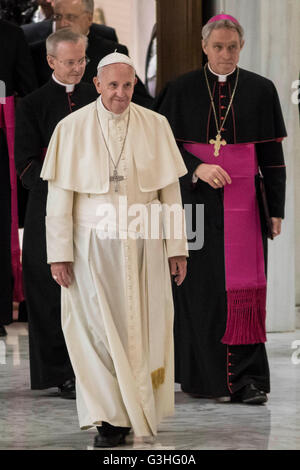 Vatikanstadt, Vatikan. 29. April 2016. Papst Francis kommt, um ein spezielles Publikum mit Teilnehmern auf einem Kongress über die Fortschritte der regenerativen Medizin und seine kulturelle Auswirkung in der Paul VI-Halle in der Vatikanstadt, Vatikan zu feiern. © Giuseppe Ciccia/Pacific Press/Alamy Live-Nachrichten Stockfoto