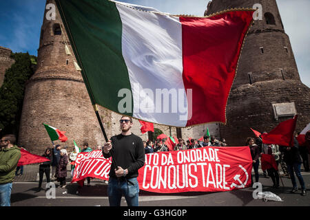 Rom, Italien. 25. April 2016. Italienische Partisanen besuchen eine Kundgebung anlässlich des Jubiläums der Tag der Befreiung in Rom. Tag der Befreiung Italiens (Festa della Liberazione) ist ein italienischer Nationalfeiertag zum Gedenken an das Ende der italienischen Bürgerkrieg und das Ende der Nazi-Besetzung des Landes während des zweiten Weltkriegs. © Giuseppe Ciccia/Pacific Press/Alamy Live-Nachrichten Stockfoto