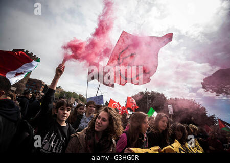 Rom, Italien. 25. April 2016. Italienische Partisanen besuchen eine Kundgebung anlässlich des Jubiläums der Tag der Befreiung in Rom. Tag der Befreiung Italiens (Festa della Liberazione) ist ein italienischer Nationalfeiertag zum Gedenken an das Ende der italienischen Bürgerkrieg und das Ende der Nazi-Besetzung des Landes während des zweiten Weltkriegs. © Giuseppe Ciccia/Pacific Press/Alamy Live-Nachrichten Stockfoto