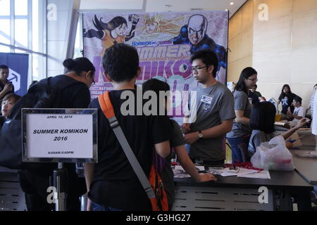 Pasig, Philippinen. 16. April 2016. Am Eingang in der Comic-Fans registrieren. Nationalkonvent für Comic-Fans, Künstler, Schriftsteller und andere. Sie erhalten eine Chance, eine neue Charge des größten unabhängigen Künstler und Titel zu sehen. Seine auch ein Ort wo Zusammenarbeit von Künstler, Schriftsteller, Publikation und andere Talente kommen zusammen. © George Buid/Pacific Press/Alamy Live-Nachrichten Stockfoto