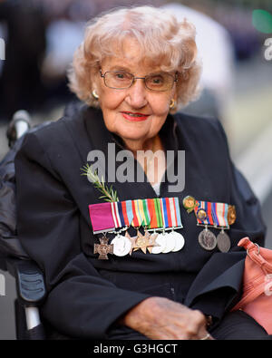 Sydney, Australien. 25. April 2016. Daphne Dunne, Witwe des Victoria-Kreuz Empfänger Albert Chowne VC MM vor dem Anzac Tag März in Sydney. © Hugh Peterswald/Pacific Press/Alamy Live-Nachrichten Stockfoto