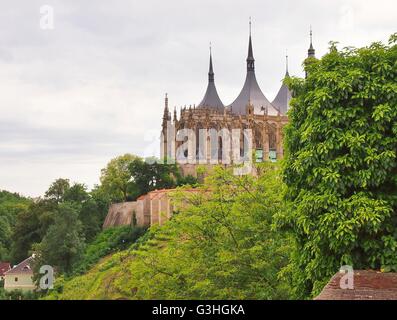 Berühmte gotische St. Barbara Kirche in Kutna Hora, Tschechien. Blick auf St. Barbara Kirche vom Brukner Park-Landschaft. Stockfoto