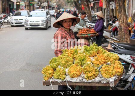 Hanoi, Vietnam: 20. Februar 2016: Frau verkaufen Buddhas Hand Zitronen in einer Straße von Hanoi Stockfoto